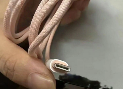 芒康苹果15维修店分享iPhone15USB-C数据线长啥样